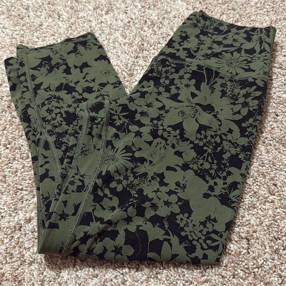 Lululemon Floral Green and Black 7/8 Leggings - Picture 3 of 3
